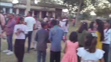 कैरो: कैरो प्रखंड में होली का उत्साह बरकरार, डीजे की धुन पर झूमे लोग, रंग-गुलाल लगाकर साझा की खुशियां