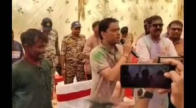 खाकी पर चढ़ा फागुन का रंग पुलिस लाइन में जमकर थिरके अधिकारी और जवान