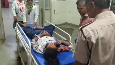 डूंगरपुर: डूंगरपुर के दोवडा थाना क्षेत्र के चितरेटी घाटी पर सड़क हादसे में एक युवती समेत दो युवक हुए घायल