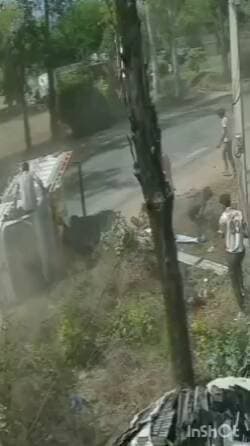 खैरथल में बड़ी लापरवाही का मंजर, लोडिंग टेंपो अनियंत्रित होकर पलटा, ताश के पत्तों की तरह हवा में उड़ी सवारियां