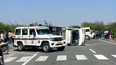 आसीन्द: बदनौर थाने के अंतर्गत, नेशनल हाईवे 158 मावला चौराहे के पास बोलेरो से टेंपो की टक्कर में बाइक सवार दो युवकों की हुई मौत