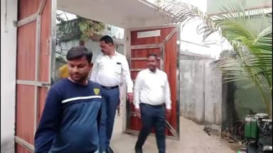 पीरटांड: नगर विकास मंत्री सुदीव्य कुमार सोनू ने मनिकलालो में जेएमएम नेता उमा चरण दास से मिलकर उनका हालचाल जाना