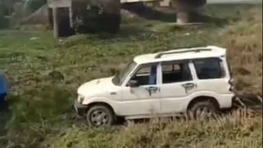 जोगापट्टी: टूटहवा पुल के डायवर्जन से अनियंत्रित होकर गिरी स्कॉर्पियो, चालक और बच्चे बाल-बाल बचे