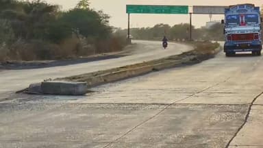 अकलतरा: अमरताल-अकलतरा में कांक्रीट पोल सड़क पर गिरने से NH-49 में दुर्घटना की आशंका, डिवाइडर पर चढ़ चुकी हैं कई गाड़ियां