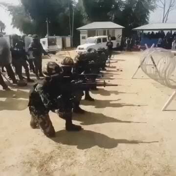 #नेपाल के #ओखलढुंगा के #मतदान केंद्र पर #झड़प, #सेना ने #चलाई_गोली।नेपाल में जारी चुनाव के दौरान ओखलढुंगा जिले के एक मतद...