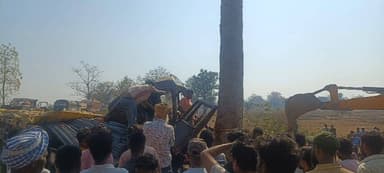 ठेठईटांगर: केरिया धुआंटांड में अनियंत्रित ट्रक पेड़ से टकराई, चालक गाड़ी में फंसा