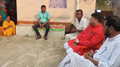 टुंडी: टुंडी में सड़क दुर्घटना में मृतक बिजली कर्मी के परिजनों से मिले भाजपा नेता विक्रम पांडे