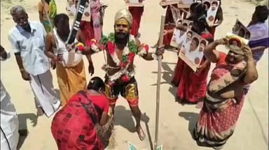 இராமநாதபுரம்: தாதனேந்தல் கிராமத்தில் கருப்பசாமி வேடமணிந்து தேர்தல் பிரச்சாரத்தில் ஈடுபடும் திமுகவினர்