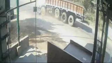 बालोद: 14 चक्का ट्रक ने वॉचमैन को रौंदा, मौत का LIVE VIDEO आया सामने, 50 मीटर तक घसीटते ले गया; सड़क पर चिपके मिले शव के चिथड़े