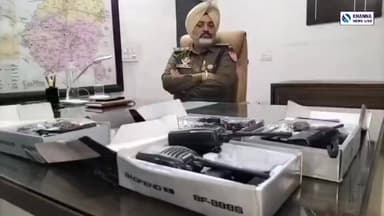 ਸ਼ਹਿਰ 'ਚ ਰਾਤ ਨੂੰ ਹੋ ਰਹੀਆਂ ਚੋਰੀਆਂ ਤੇ ਠੱਲ ਪਾਉਣ ਲਈ DSP ਸਮਰਾਲਾ ਨੇ ਵੱਖ ਵੱਖ ਐਸੋਸੀਏਸ਼ਨ ਨਾਲ ਮਿਲ ਕੇ ਚੌਂਕੀਦਾਰਾਂ ਨੂੰ 8 ਵਾਕੀ ਟੋਕੀ ਸੈ...