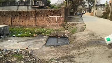 गोबिंदपुर के विलेज रोड में पानी की है भारी किल्लत अमलाटांड़ में सप्लाई पानी की देखी जा रही है बर्बादी