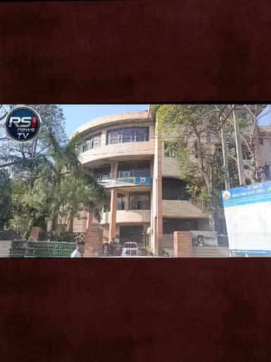 ਅੰਮ੍ਰਿਤਸਰ ਦੇ ਇਮਪਰੂਵਮੈਂਟ ਟਰੱਸਟ ਦੇ ਬਾਹਰ,, ਸਫਾਈ ਮਜ਼ਦੂਰਾ ਨੇ ਆਪਣੀਆਂ ਮੰਗਾਂ ਨਾ ਮੰਨੇ ਜਾਣ ਦੇ ਕਾਰਨ ਕੀਤਾ ਭਾਰੀ ਰੋਸ਼ ਪ੍ਰਦਰਸ਼ਨ।ਤੁਸੀਂ ਦ...