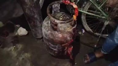 #मेरठ : इफ्तार के समय घर में लगी भीषण आग
⏩ लिसाड़ीगेट क्षेत्र के श्याम नगर में घर के किचन में लगी आग
⏩ सिलेंडर में लीक...