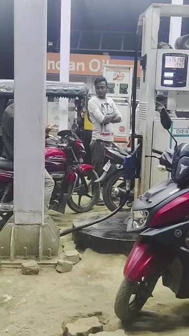 পেট্রোপণ্য সঙ্কটের গোজব। পাম্পে হৈচৈ