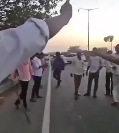 నల్గొండ: కారుతో ఢీ కొట్టి కర్రలు రాడ్లతో దాడి చేసిన సంఘటన బీభత్సం సృష్టించేది