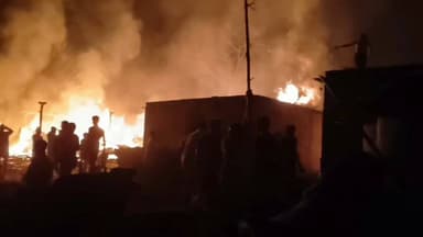 जोगापट्टी: नवगांवा में भीषण अग्निकांड, तीन घर जलकर राख, 18 बकरियों की मौत, दो लोग झुलसे