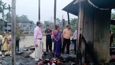 বারোকোদালি -১ অঞ্চলের হরিপুর এলাকায় ভোলা বিশ্বাস এর বাড়িতে আ*গু*ন লেগে সর্বস্ব পু*ড়ে যায়। আজ ওনার বাড়িতে গিয়ে তুফানগঞ্জ...