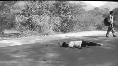 యర్రగొండపాలెం: మెట్ల మల్లికార్జునపురం గ్రామ సమీపంలో గుర్తుతెలియని వివాహం బైకును ఢీకొనడంతో యువకుడు అక్కడికక్కడే మృతి