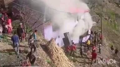 सलूनी: गैस सिलेंडर फटने से तीन मंजिला मकान में लगी भीषण आग, गौशाला में बंधी भैंसों की दम घुटने से हुई मौत