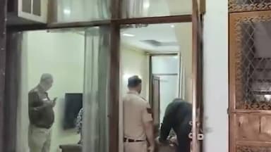 मालवीय नगर में दो बहनों की लाश मिलने से हड़कंप, पुलिस जांच में जुटी