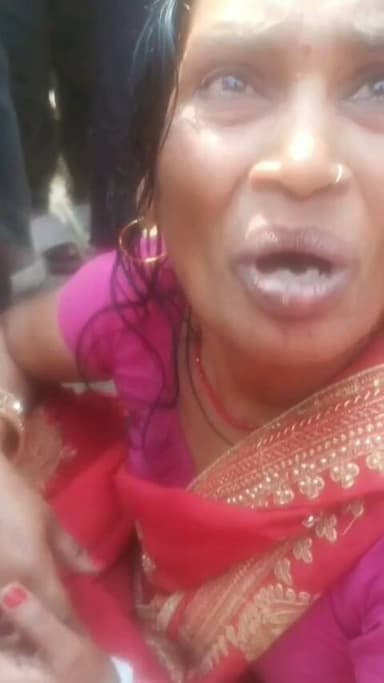 मोहनिया: रसूलपुर करमहरी में बच्चा चोर समझकर ग्रामीणों ने महिला को पकड़ा, पुलिस को सौंपा, अफवाहों से बचने की अपील की