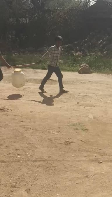 मछावली= मछावली गांव में सरकारी स्कूल के छोटी उम्र के बच्चों से भारी कार्य करवाया जा रहा है स्कूल में कर्मचारी होने के