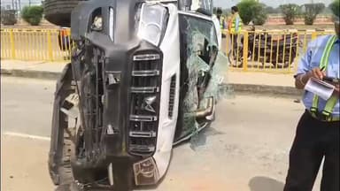 कुदरा: बीज निगम के समीप रेलिंग तोड़ते हुए अनियंत्रित स्कॉर्पियो सड़क पर पलटा, दंपत्ति घायल, निकाला गया बाहर, इलाज जारी