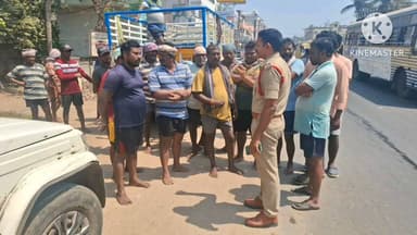 కైకలూరు పట్టణంలో వాహనాలు తనిఖీల్లో బొలెరో వాహనం అదుపులో తీసుకొని డ్రైవర్ పై కేసు నమోదు