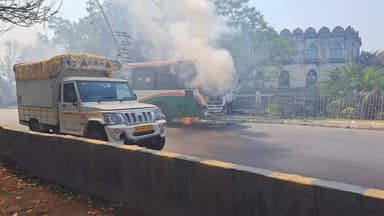 ग्रेटर नोएडा के कासना सूरजपुर रोड पर रेडिसन ब्लू होटल के सामने रोडवेज बस में लगी आग।
#greaternoida #ncrexpressnews