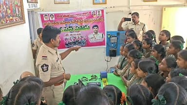 రాయదుర్గం: పట్టణంలోని పోలీసు స్టేషన్ లో ఓపెన్ హౌస్ నిర్వహి విద్యార్థులకు అవగాహన కల్పించిన పోలీసు అధికారులు