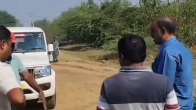 చోడవరం శివారు గోదావరి వెళ్లే రోడ్డులో పులిని చూసి పరుగులు తీసిన గ్రామస్తుడు