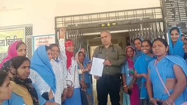 बेगुं: पीसीटीएस भुगतान में किए गए संशोधन से नाराज आशा सहयोगिनियों ने पारसोली के चिकित्सा अधिकारी को सौंपा ज्ञापन