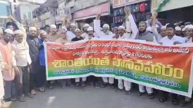 అనంతపురం నగరంలోని సప్తగిరి సర్కిల్ వద్ద యునైటెడ్ జాయింట్ యాక్షన్ కమిటీ అధ్యక్షులు జాఫర్ మౌన హారం ముస్లిమ్స్ పాల్గొన్నారు