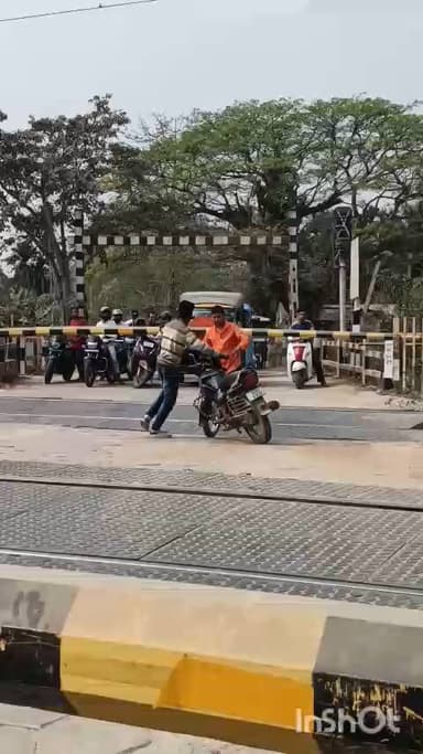 ছয়গাঁও: ছয়গাঁৱৰ গুমী ৰে'ল পথত যুৱকক নিতি শিক্ষা ৰে'ল কৰ্মচাৰীৰ ৰে'ল আহি থকা অৱস্থাত পাৰ হ'বলৈ ওলাইছিল যুৱক জন