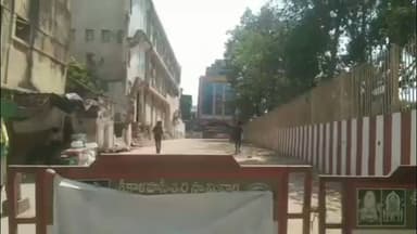 పట్టణంలోని గాలిగోపురం వద్ద గల గాంధీ విగ్రహం సమీపంలో రోడ్డు మూసివేత, యాత్రికుల ఇబ్బందులు