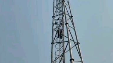 भोरे: भोरे में प्रेमी के हाथ में हथकड़ी देख प्रेमिका का हाई वोल्टेज ड्रामा, मोबाइल टावर पर चढ़ किया विरोध, पुलिस ने बचाया