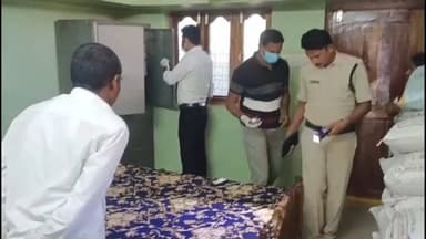 భూపాలపల్లి: జిల్లా కేంద్రంలోని శాంతినగర్లో తాళం వేసి ఉన్న ఇంట్లో చోరీ, నగదు ఎత్తుకెళ్లిన దొంగలు, పరిశీలించిన పోలీసులు,క్లూస్ టీమ్