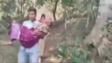 చింతపల్లి మండలం చిలకల గడ్డ గ్రామంలో వృద్ధురాలిని చేతులపై మూసుకుంటూ ఆసుపత్రులు తరలించిన స్థానికులు