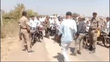 मुक्ताईनगर: मुक्ताईनगरात शेतकरी संघर्ष समितीचे रास्ता रोको आंदोलन; प्रशासनाला दिले निवेदन