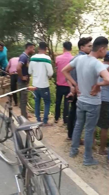 गढ़ी नहर रटोचक संग्रामपुर में एक तोटो नहर में चला गया जिसको निकालने के लिए एक ट्रैक्टर आया हुआ है बहुत साराभीड़ लगा हुआ