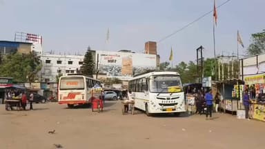 लोहरदगा: करोड़ों की आय देने वाला लोहरदगा साइडिंग बस स्टैंड उपेक्षित, यात्री बुनियादी सुविधाओं के अभाव में जूझ रहे