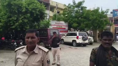 रफीगंज: रफीगंज पुलिस ने बस स्टैंड से शराब के साथ एक शराबी को किया गिरफ्तार