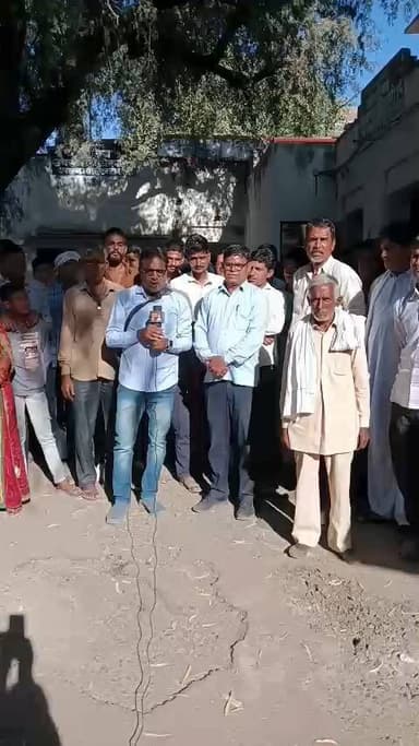 रतनगढ़: रतनगढ में नगरपालिका द्वारा अतिक्रमण बताकर तोड़ी गई मंदिर की दीवार को वापस बनाने की मांग, SDM को दिया ज्ञापन