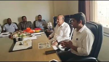 बांसवाड़ा: नगर परिषद कार्यालय में स्वच्छता मिशन के तहत ब्रांड एंबेसडर के.के. गुप्ता ने अधिकारियों की क्लास ली