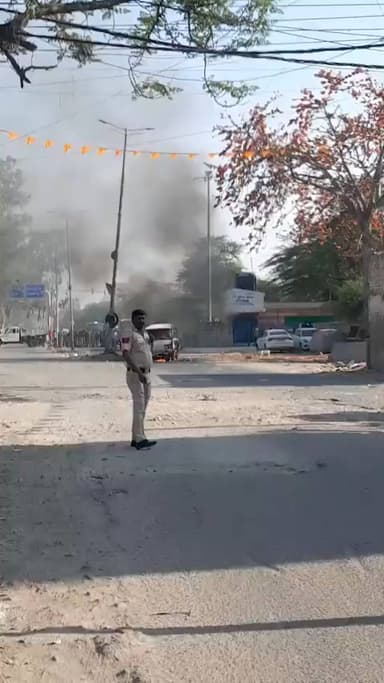 नजफगढ़: उत्तम नगर में होली पर हिन्दू युवक की हत्या, इलाके में तनाव, गुस्साई भीड़ ने गाड़ी फूंकी