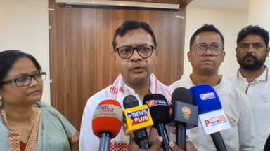 ধুবুৰী ভাগ: ধুবুৰীত কংগ্ৰেছৰ টিকট কেন্দ্ৰিক তৎপৰতা ৷
ধুবুৰীত উপস্থিত কংগ্ৰেছৰ পর্যবেক্ষক তথা উৰিষ্যাৰ সাংসদ সপ্তগিৰী শংকৰ উলাকা ৷