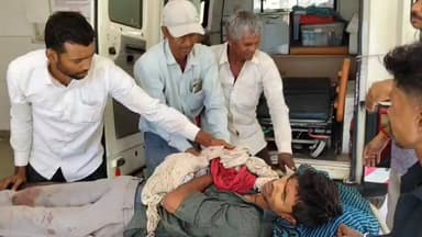 डूंगरपुर: डूंगरपुर जिले के हिराता गांव में थ्रेसर मशीन से गेहूं निकालते समय एक युवक का हाथ मशीन में आने से गंभीर रूप से घायल