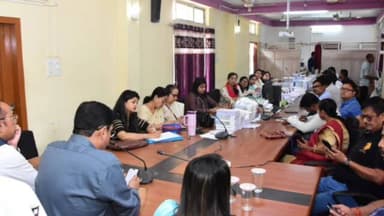 নগাঁও: পৌৰসভাৰ কাৰ্যালয়ত যুৱ সমাৰোহ"ৰ সম্পৰ্কত অনুষ্ঠিত হোৱা দুখনকৈ সভাত অংশগ্ৰহন বিধায়ক ৰূপক শৰ্মাৰ