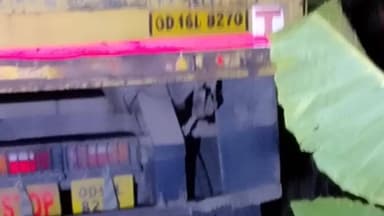 बांसजोर: कछु पानी बाजार टोली के पास ट्रक दुर्घटनाग्रस्त, चापानल व बिजली के खंभे उखड़े