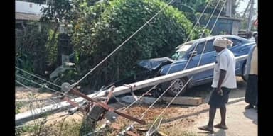 చల్లపల్లి: కరెంటు స్తంభాన్ని ఢీ కొట్టిన కారు